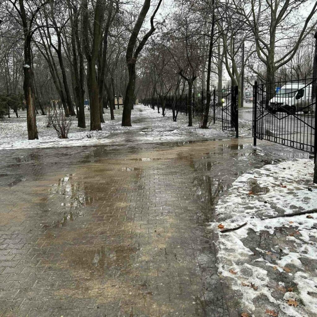 Одеса бореться з ожеледицею: задіяні майже 1600 комунальників та спецтехніка