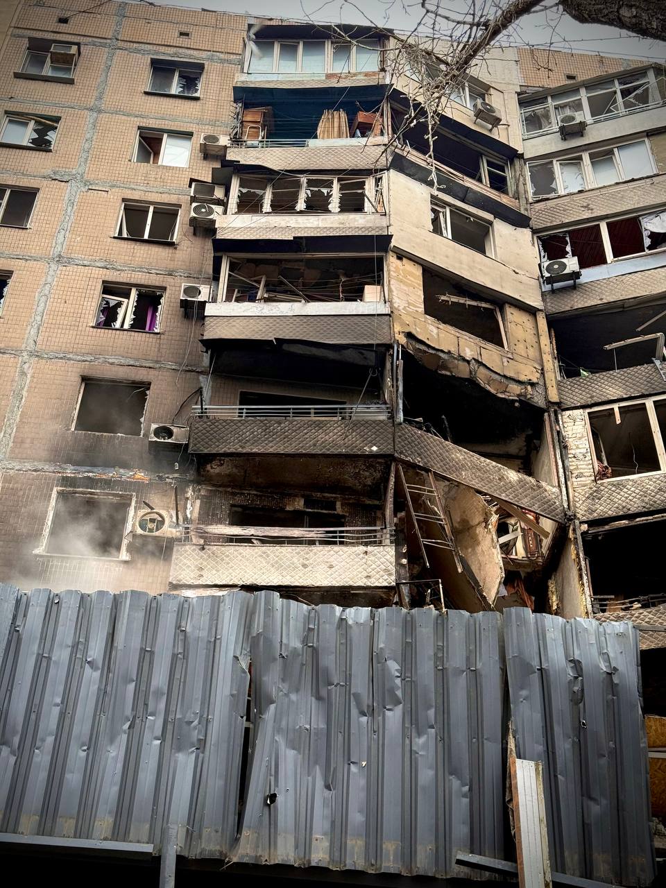 Масована атака РФ на Одесу: під завалами знайшли тіло чоловіка Масована атака РФ на Одесу: під завалами знайшли тіло чоловіка