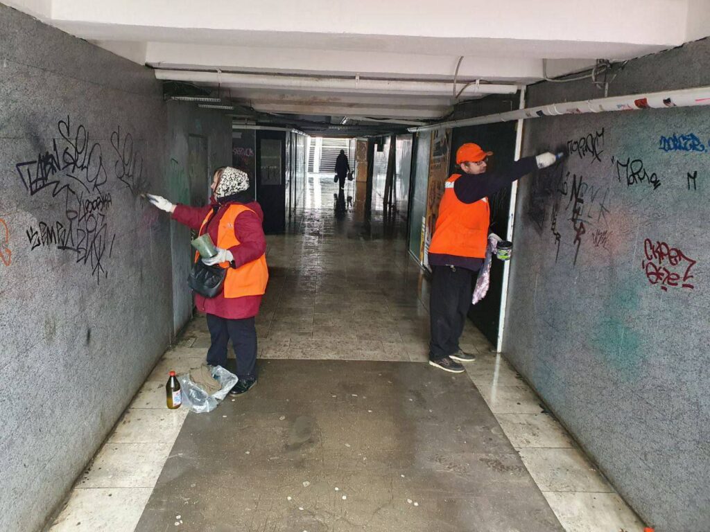 Вандали зіпсували стіни підземного переходу в центрі Одеси Вандалы испортили стены подземного перехода в центре Одессы