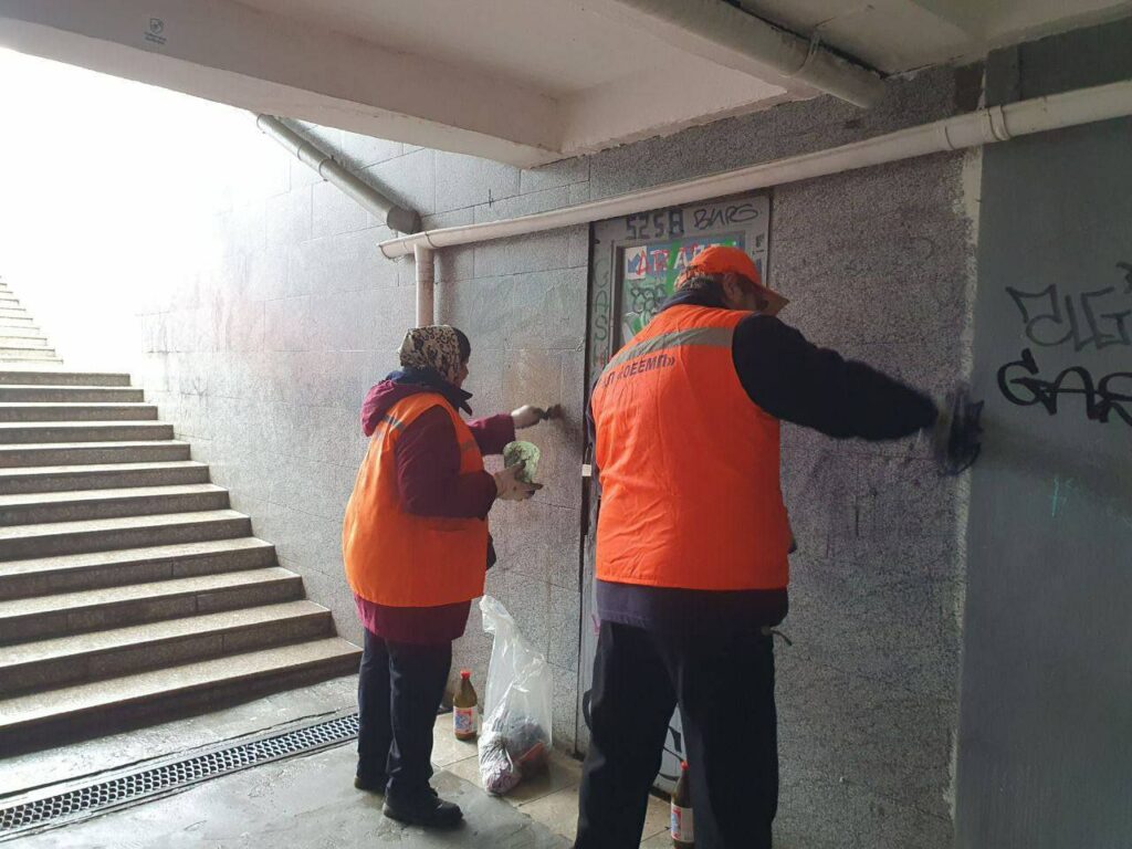 Вандали зіпсували стіни підземного переходу в центрі Одеси Вандалы испортили стены подземного перехода в центре Одессы