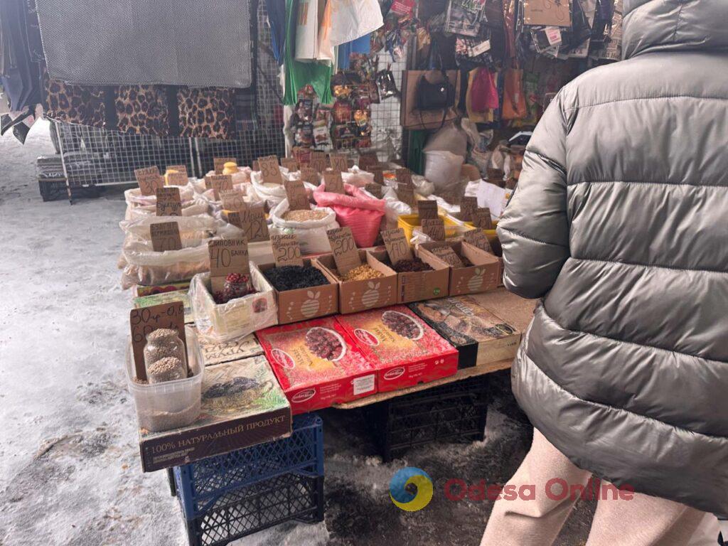 Груша, ребра та яйця: актуальні ціни на одеському Привозі