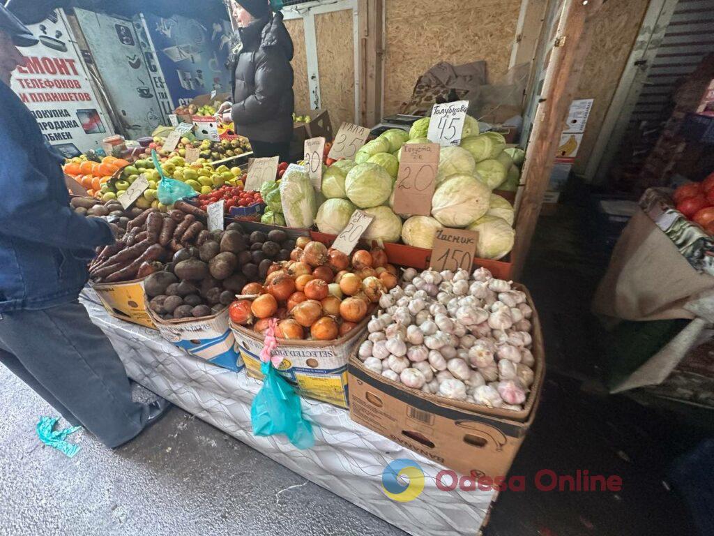 Груша, ребра та яйця: актуальні ціни на одеському Привозі