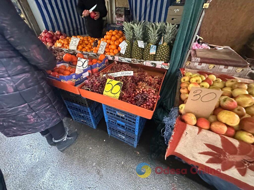 Груша, ребра та яйця: актуальні ціни на одеському Привозі