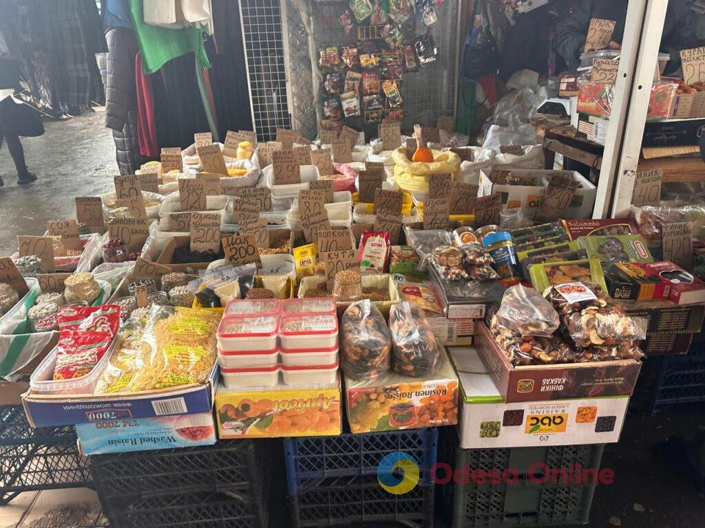 Груша, ребра та яйця: актуальні ціни на одеському Привозі