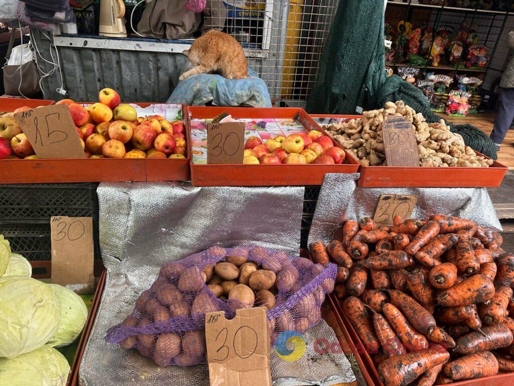 Груша, ребра та яйця: актуальні ціни на одеському Привозі
