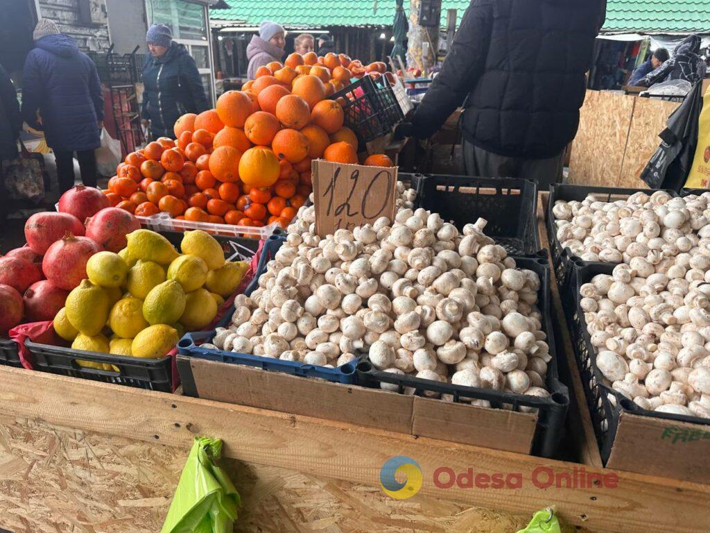 Груша, ребра та яйця: актуальні ціни на одеському Привозі
