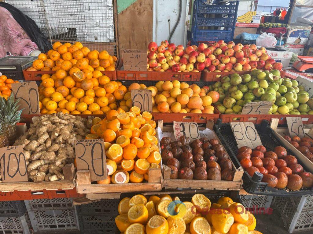 Груша, ребра та яйця: актуальні ціни на одеському Привозі