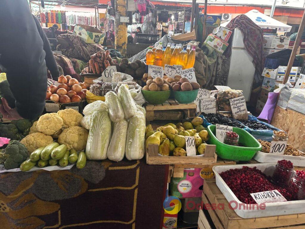 Груша, ребра та яйця: актуальні ціни на одеському Привозі