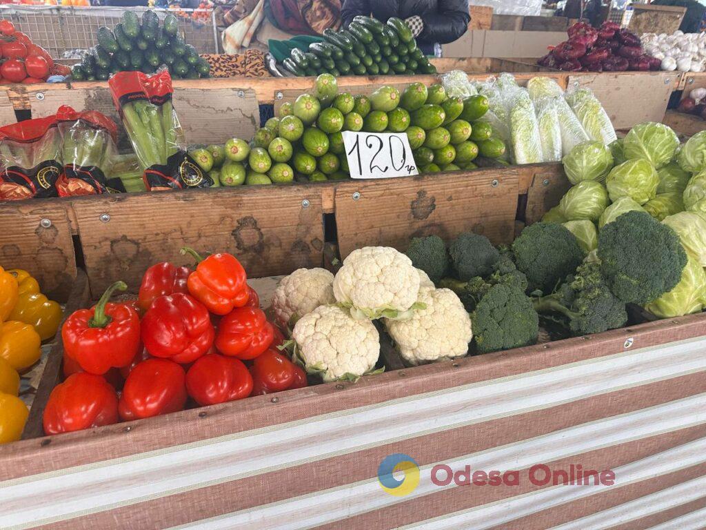 Груша, ребра та яйця: актуальні ціни на одеському Привозі