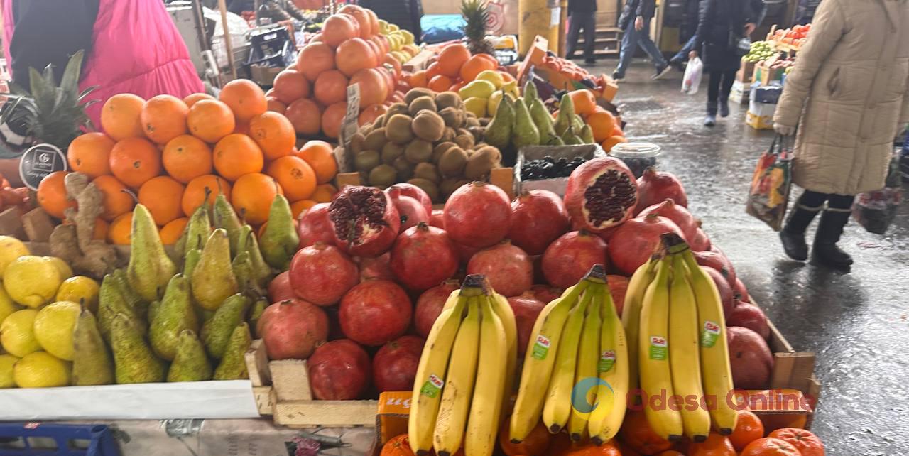 Груша, ребра та яйця: актуальні ціни на одеському Привозі