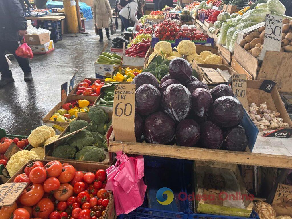 Груша, ребра та яйця: актуальні ціни на одеському Привозі