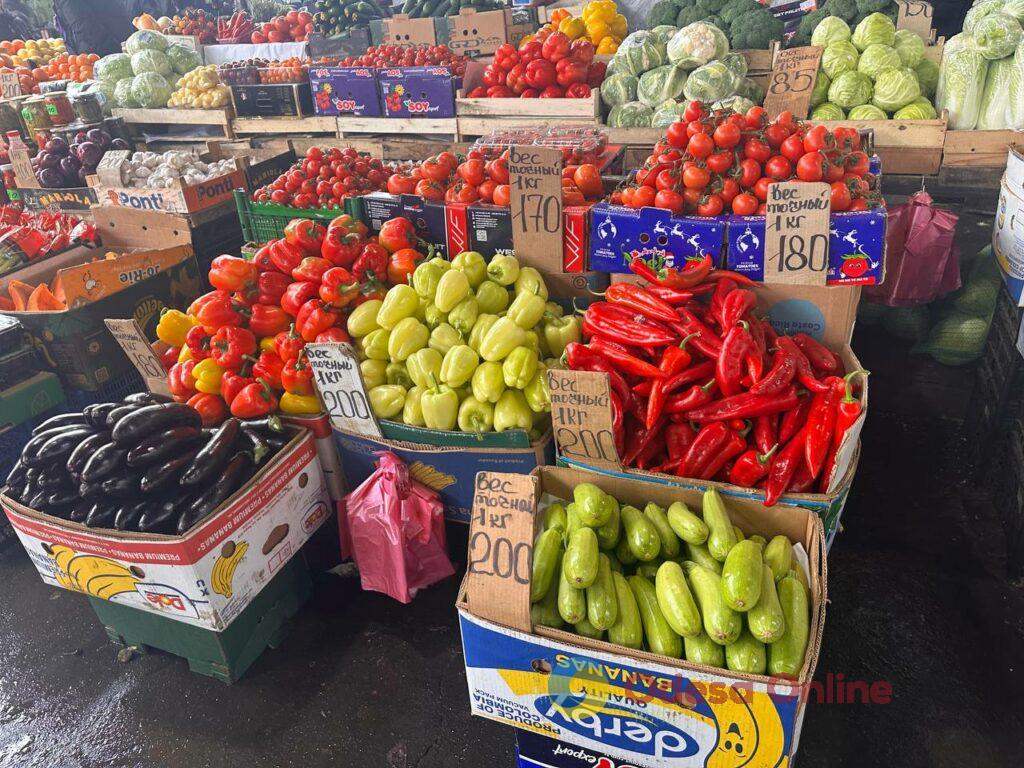 Груша, ребра та яйця: актуальні ціни на одеському Привозі