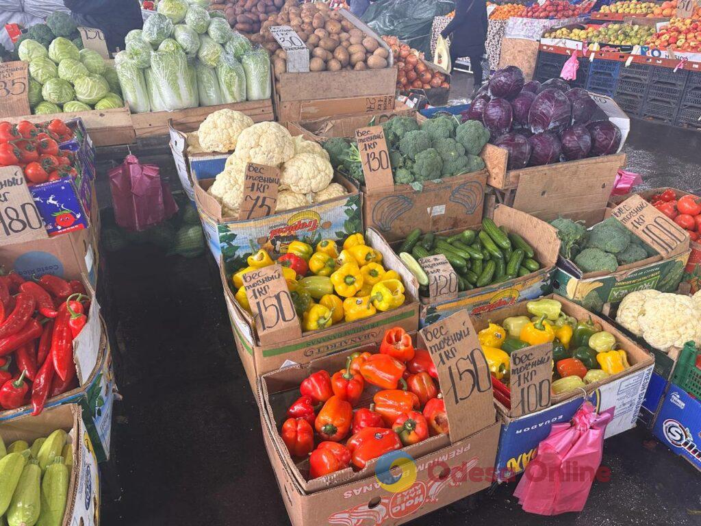 Груша, ребра та яйця: актуальні ціни на одеському Привозі