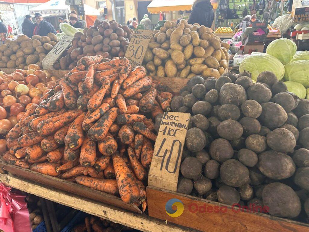 Груша, ребра та яйця: актуальні ціни на одеському Привозі