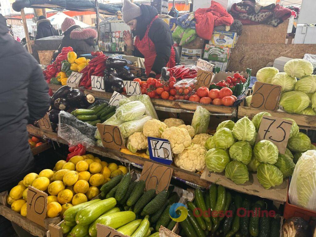 Груша, ребра та яйця: актуальні ціни на одеському Привозі