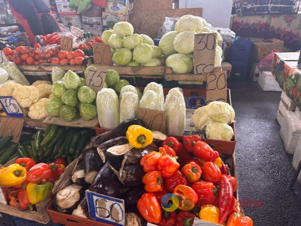 Груша, ребра та яйця: актуальні ціни на одеському Привозі