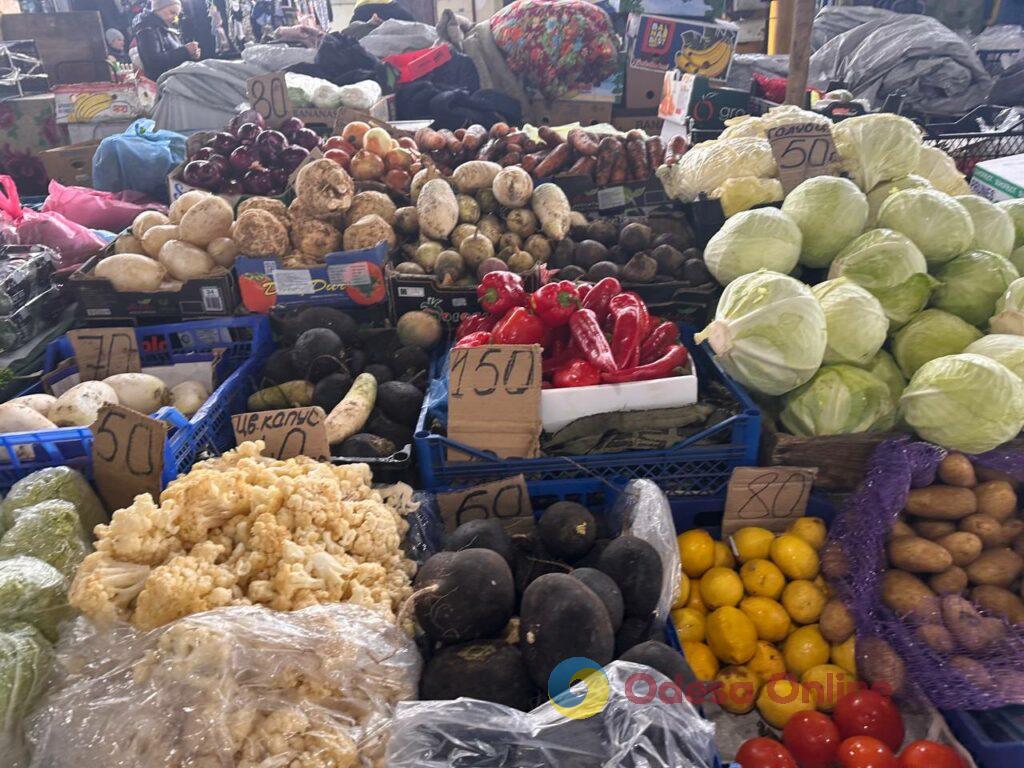 Груша, ребра та яйця: актуальні ціни на одеському Привозі