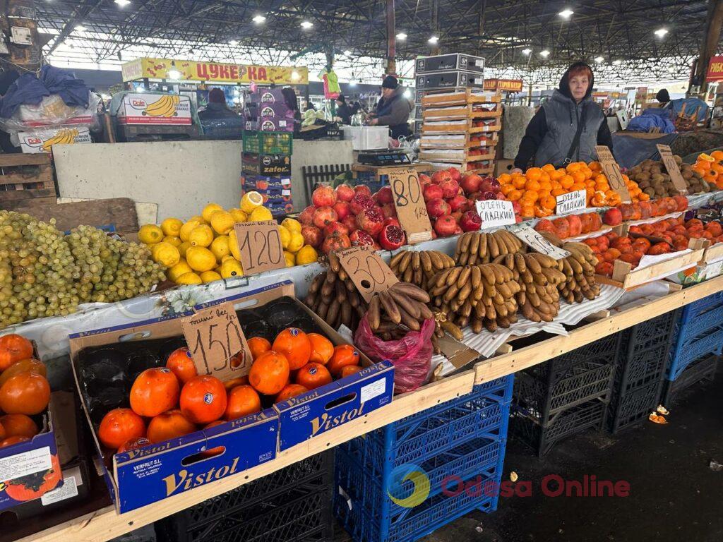Груша, ребра та яйця: актуальні ціни на одеському Привозі