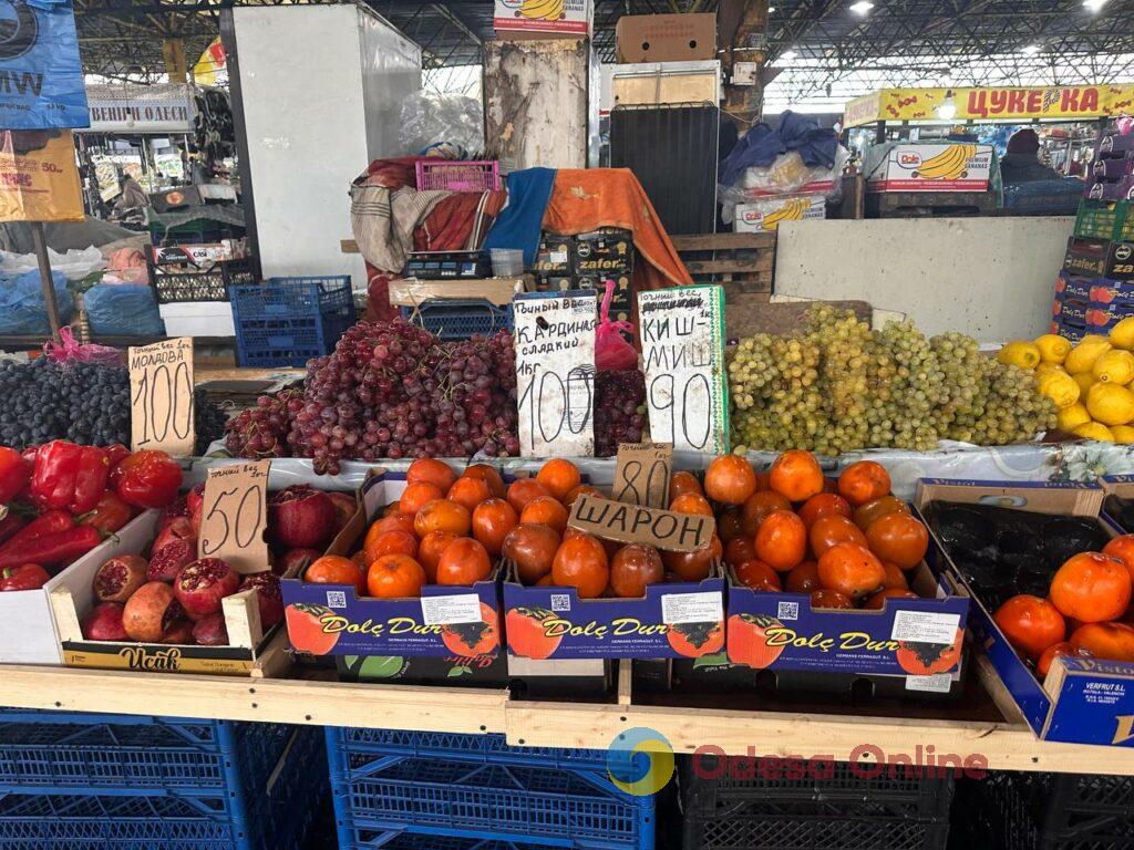 Груша, ребра та яйця: актуальні ціни на одеському Привозі