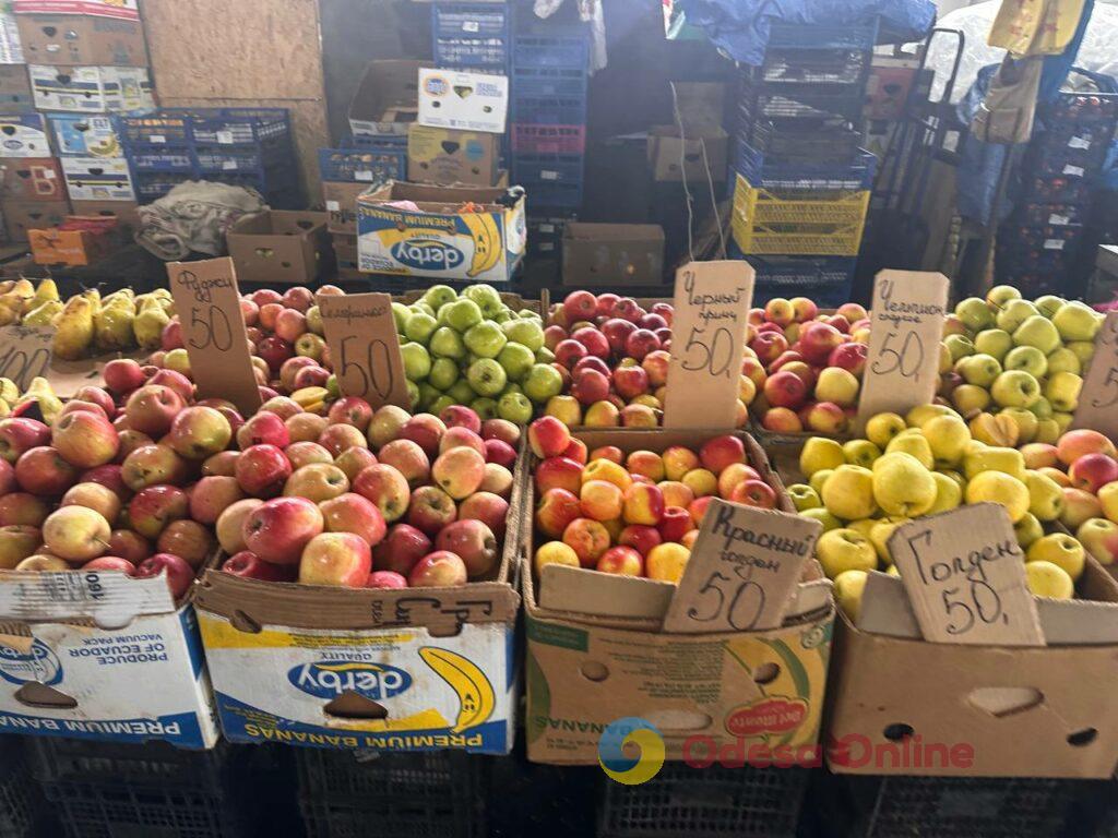 Груша, ребра та яйця: актуальні ціни на одеському Привозі