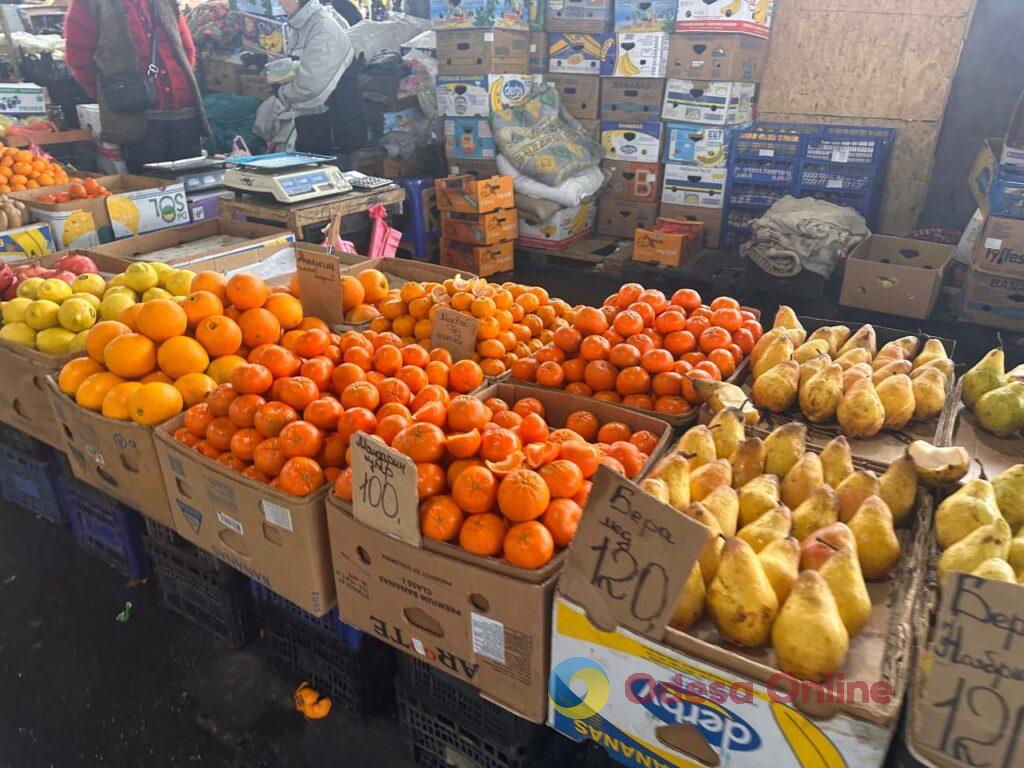 Груша, ребра та яйця: актуальні ціни на одеському Привозі