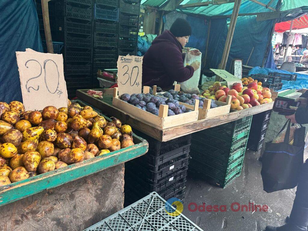 Груша, ребра та яйця: актуальні ціни на одеському Привозі