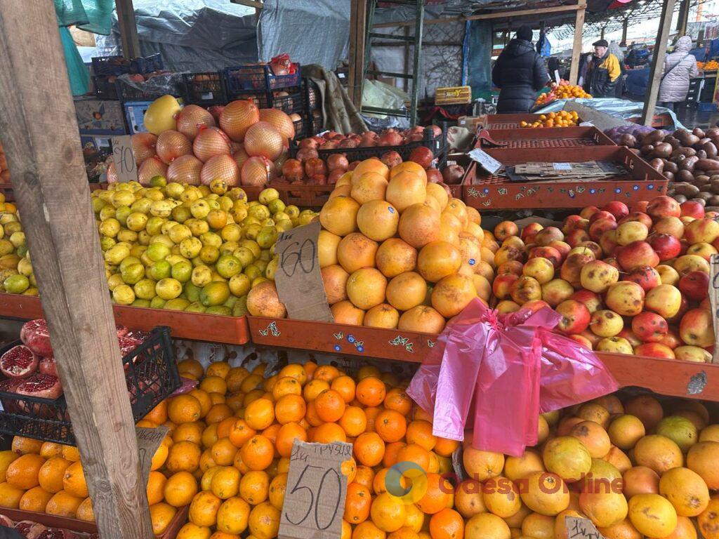 Груша, ребра та яйця: актуальні ціни на одеському Привозі