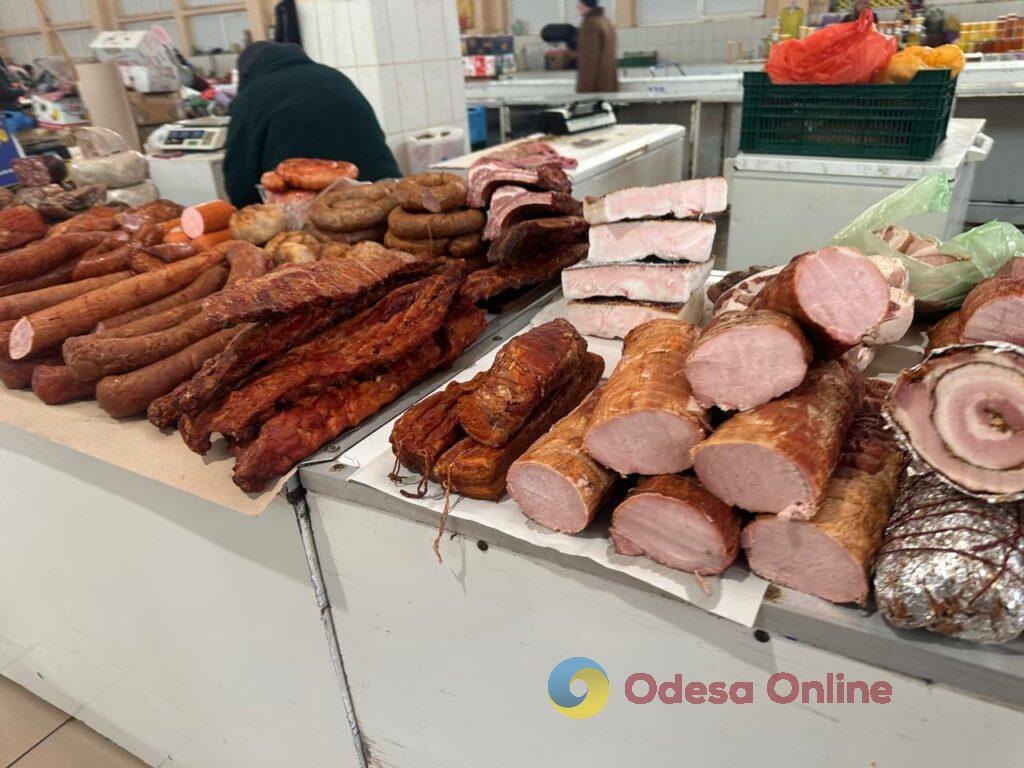 Груша, ребра та яйця: актуальні ціни на одеському Привозі