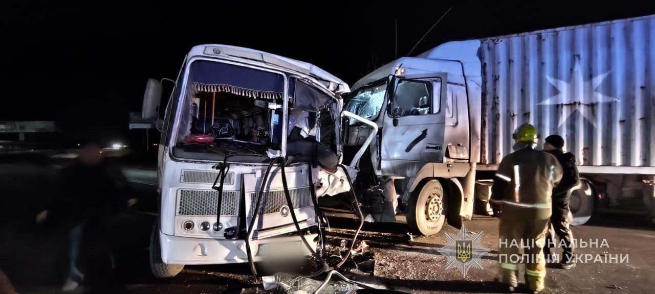На трасі Одеса-Чорноморськ зіткнулися вантажівка та автобус – постраждав один з водіїв