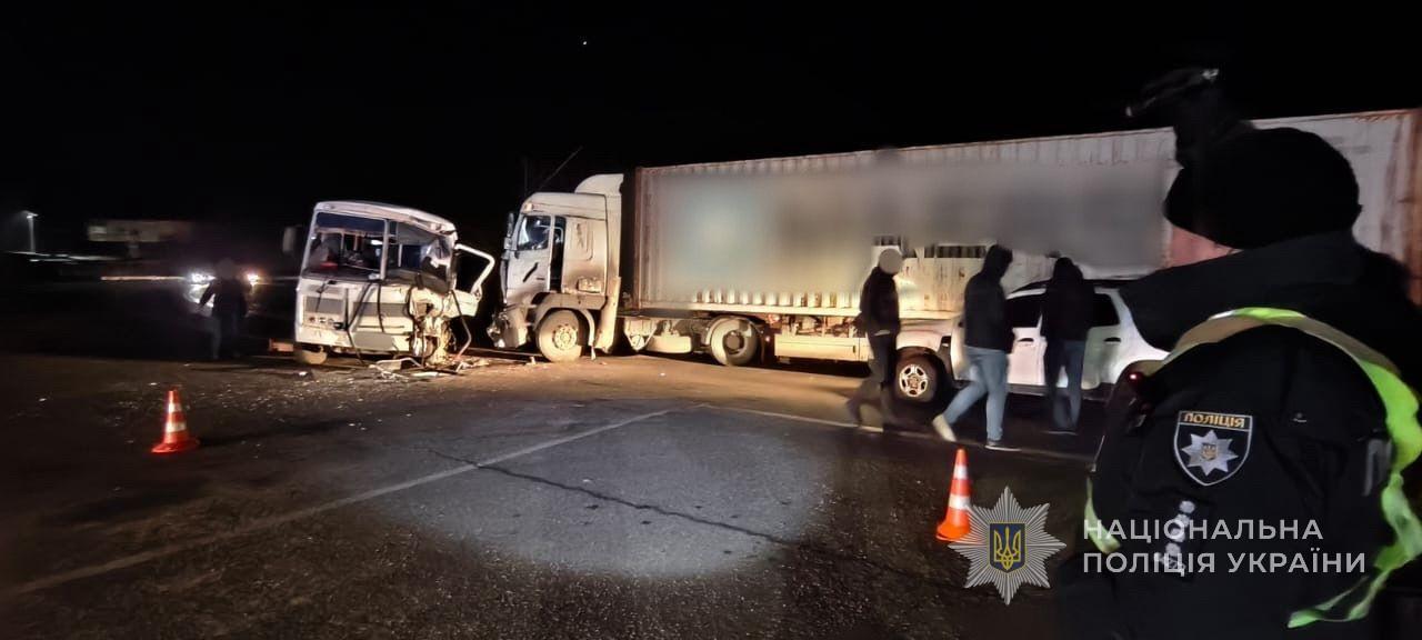 На трасі Одеса-Чорноморськ зіткнулися вантажівка та автобус – постраждав один з водіїв
