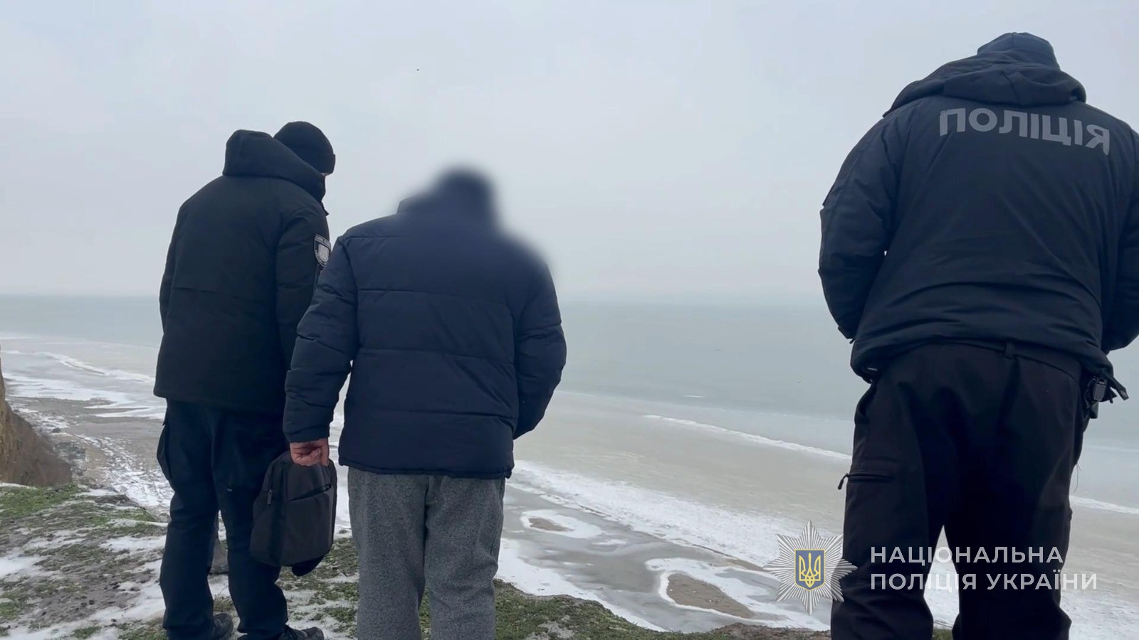 Дитина кинула собаку зі схилу: поліцейські Одещини розпочали кримінальне провадження та вилучили тварину