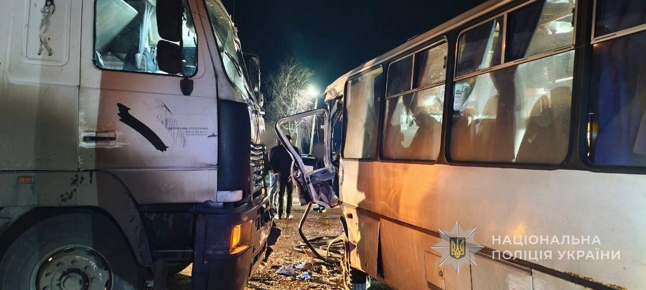 На трасі Одеса-Чорноморськ зіткнулися вантажівка та автобус – постраждав один з водіїв