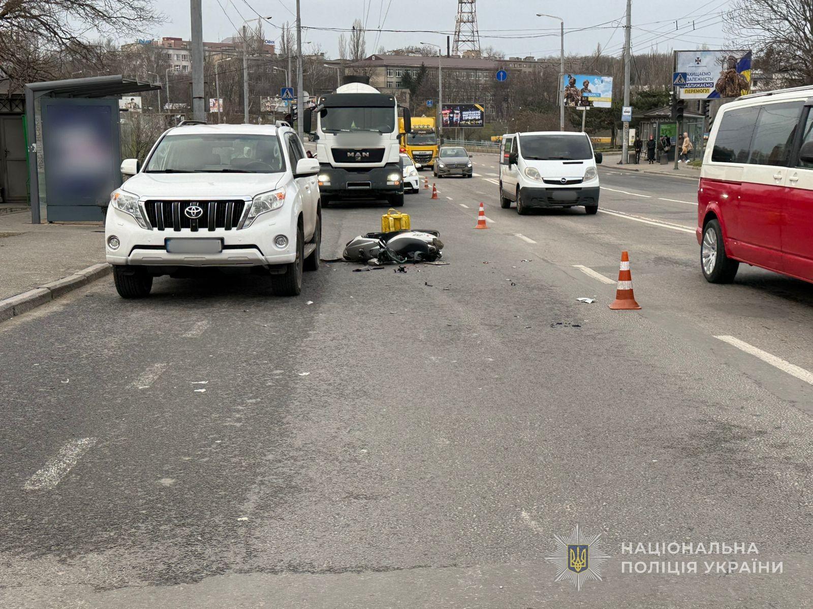 В Одесі зіткнулися вантажівка та мопед – постраждав 19-річний водій двоколісника