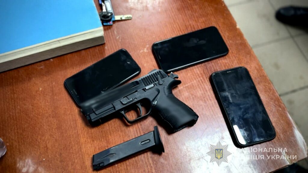 В Одесі затримали чоловіків, які посеред вулиці зі стрільбою викрали 19-річну дівчину