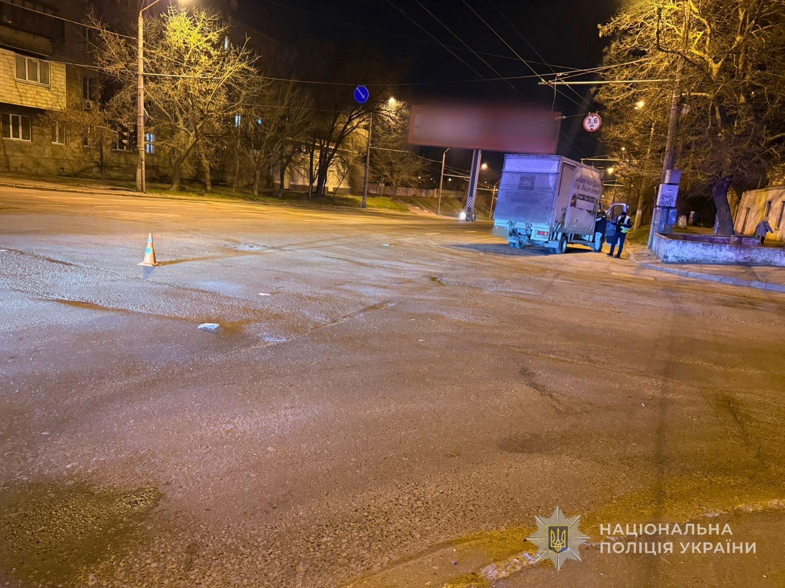 В Одесі на нерегульованому пішохідному переході мікроавтобус збив жінку