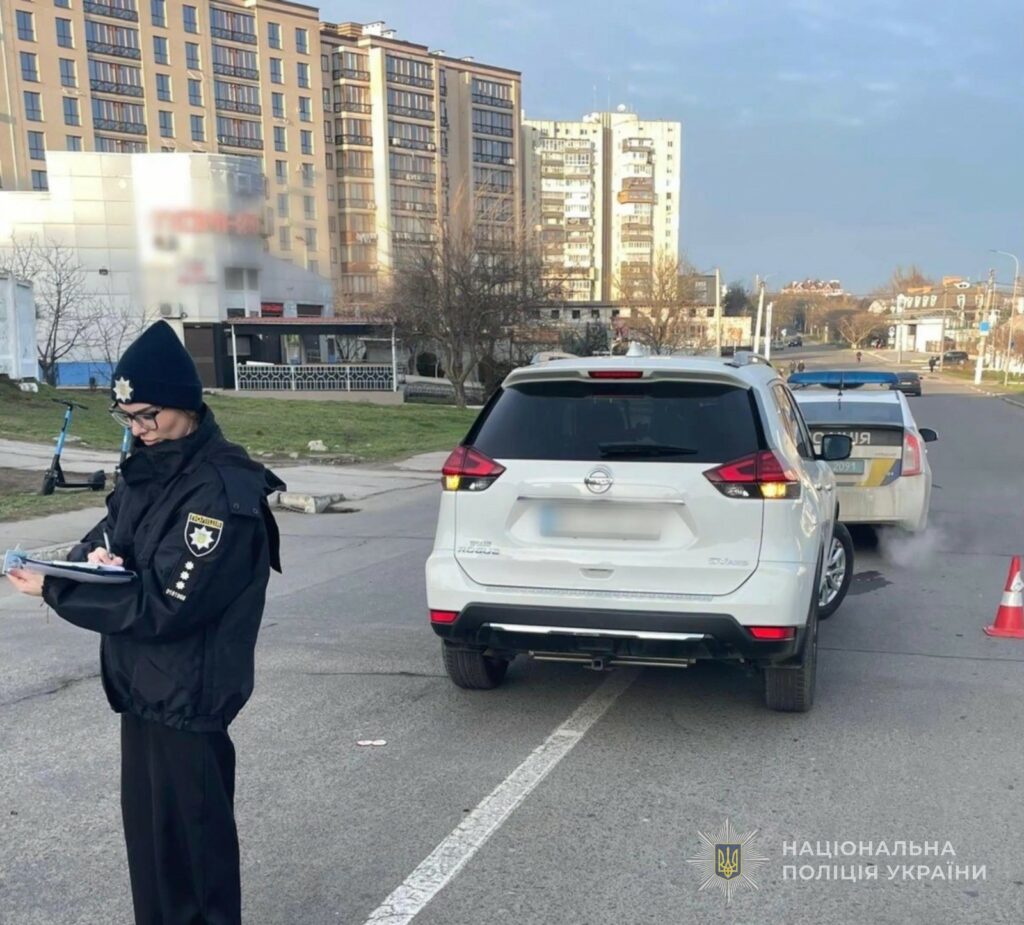 У Чорноморську Nissan збив жінку з візочком на переході