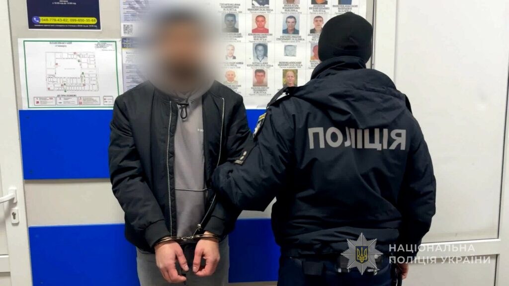 В Одесі затримали чоловіків, які посеред вулиці зі стрільбою викрали 19-річну дівчину