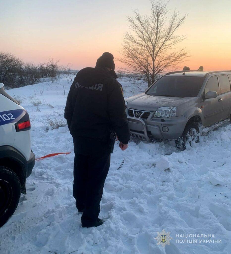 На Одещині поліцейські врятували зі снігового полону родину з дитиною та собакою