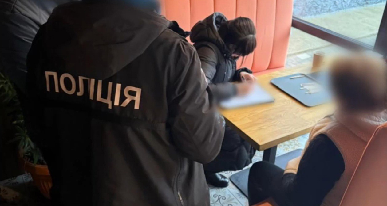 На Одещині жінку затримали за хабар слідчому за домашній арешт для сина