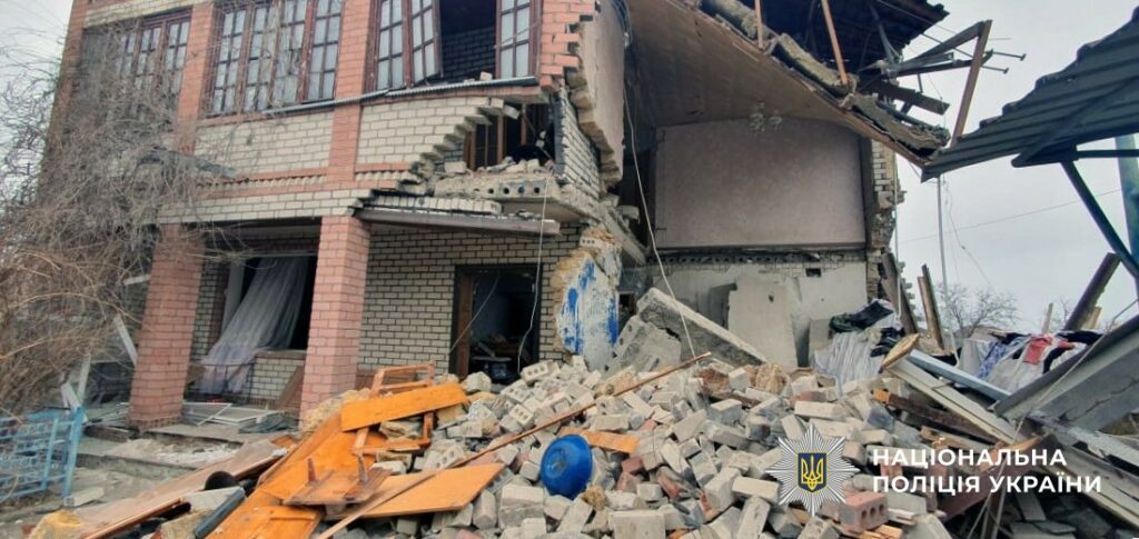 На Херсонщині через російські обстріли загинула жінка та поранено трьох людей На Херсонщині через російські обстріли загинула жінка та поранено трьох людей