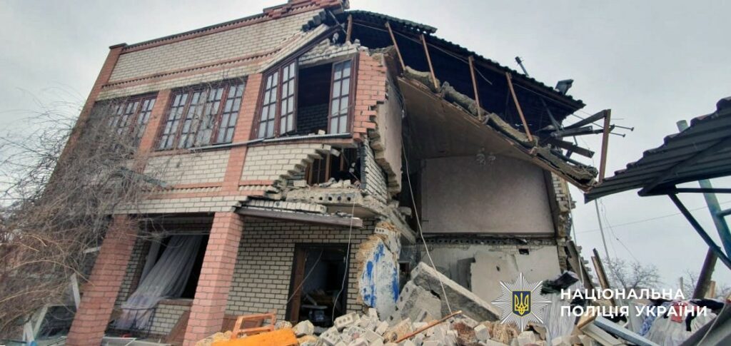 На Херсонщині через російські обстріли загинула жінка та поранено трьох людей На Херсонщині через російські обстріли загинула жінка та поранено трьох людей