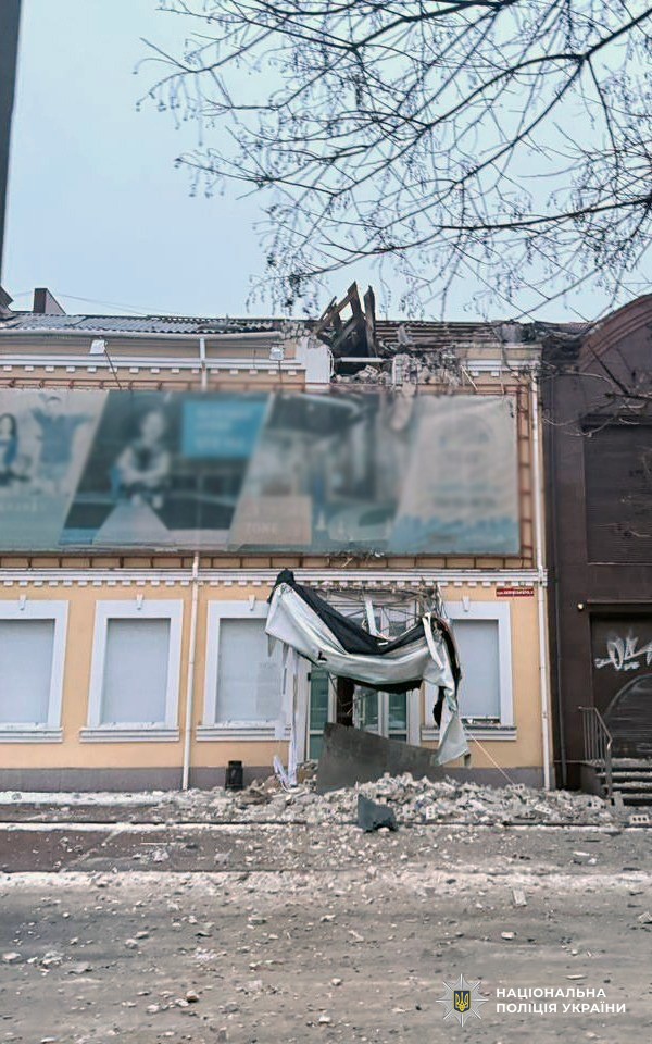 В Херсонской области из-за российских обстрелов погибла женщина и ранены три человека В Херсонской области из-за российских обстрелов погибла женщина и ранены три человека