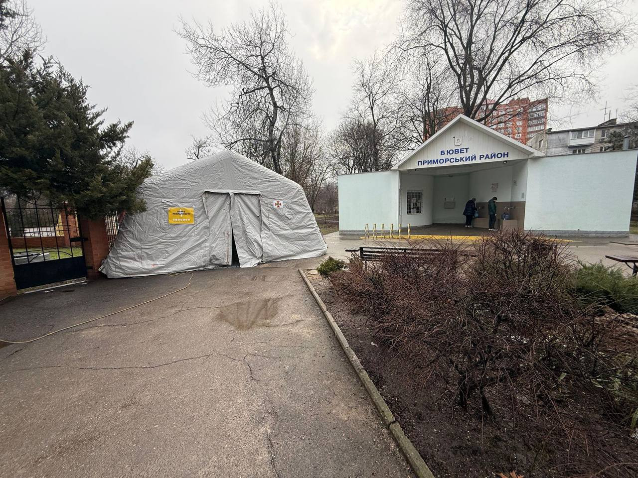 Можно выпить горячие напитки и зарядить гаджеты: в Одессе развернули три дополнительных палатки обогрева