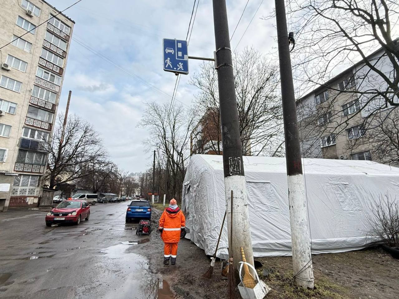Можно выпить горячие напитки и зарядить гаджеты: в Одессе развернули три дополнительных палатки обогрева