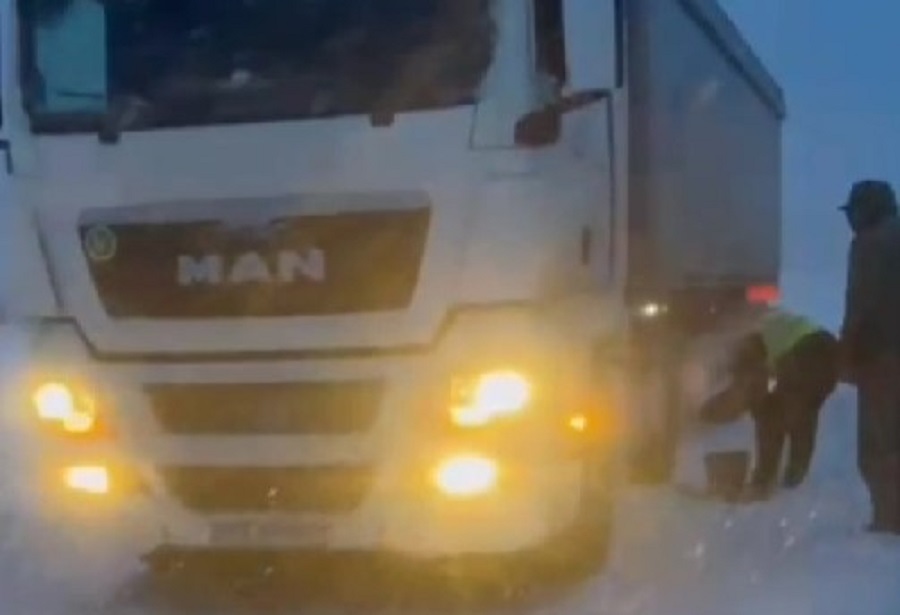 Сніг, лід та заблоковані авто: як патрульні Одещини допомагали водіям під час негоди Сніг, лід та заблоковані авто: як патрульні Одещини допомагали водіям під час негоди