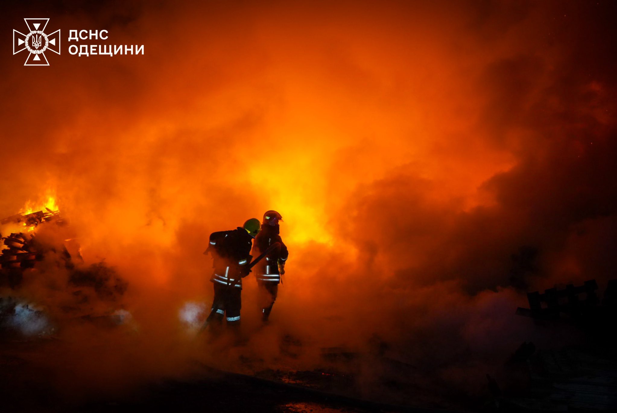 Дронова атака по Одещині: пожежі на підприємствах та порятунок людей