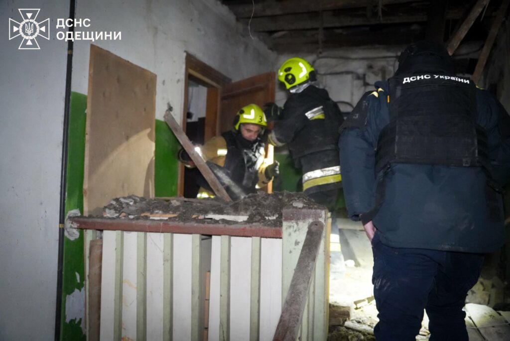 Дронова атака по Одещині: пожежі на підприємствах та порятунок людей