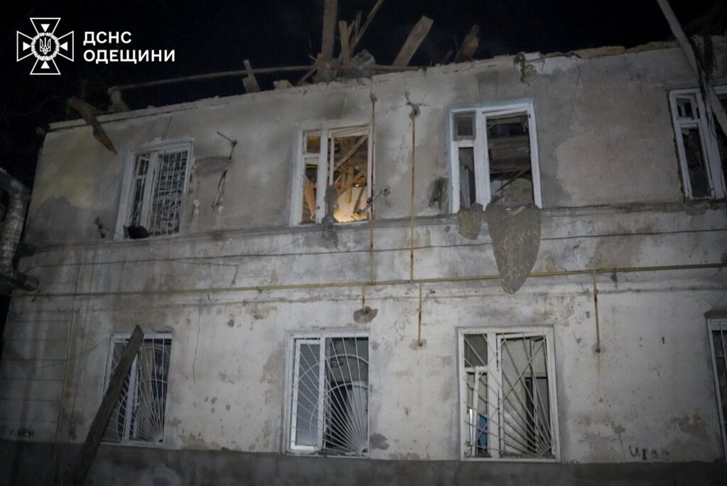 Дронова атака по Одещині: пожежі на підприємствах та порятунок людей