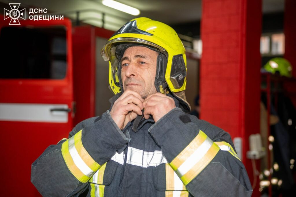 В Одессе с почестями провели на пенсию спасателя (фото, видео)
