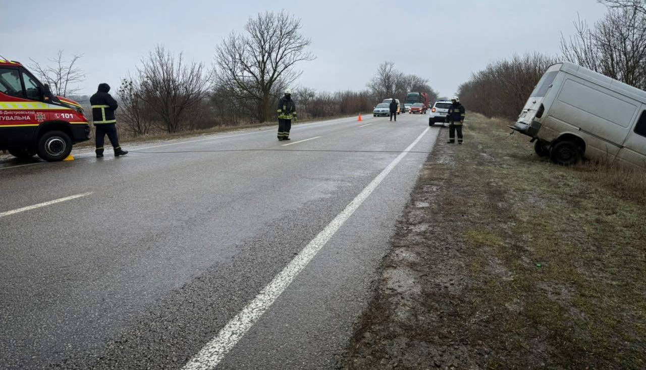 У Білгород-Дністровському районі через ожеледицю два авто з’їхали в кювет